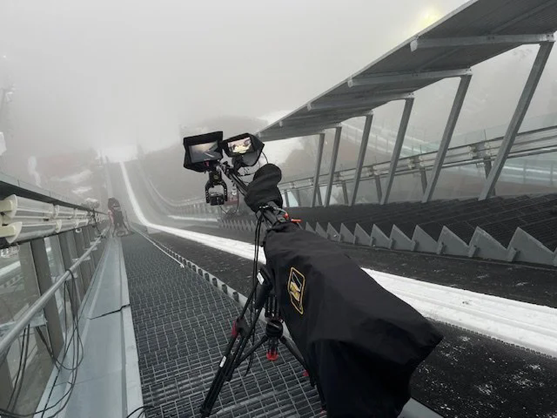 雪道瞬时速递：Polecam 鱼竿摇臂精准捕捉滑雪赛事高光镜头